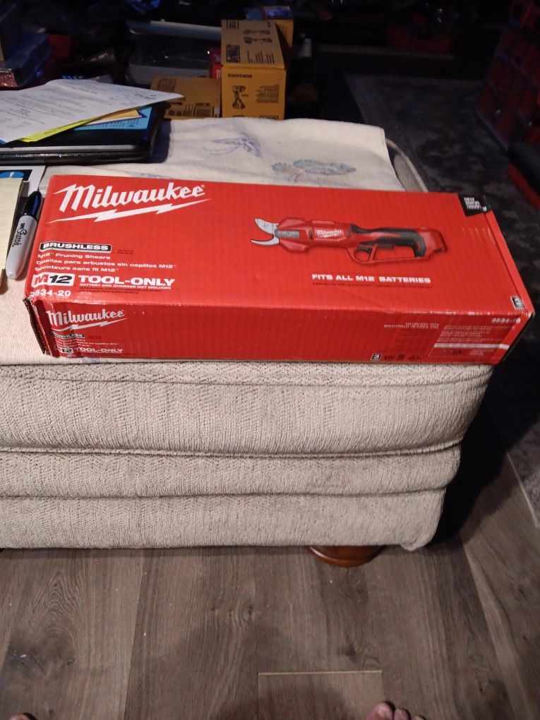 Milwaukee M12 Pruning Shears
