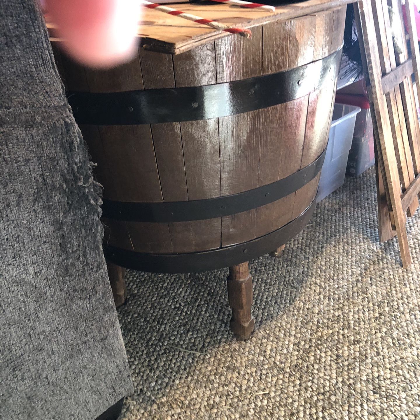 Barrell table with 4 Leather Barrell chairs. Good condition!