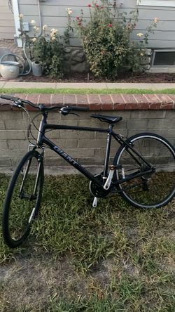 Giant Hybrid Bike – Matte Black