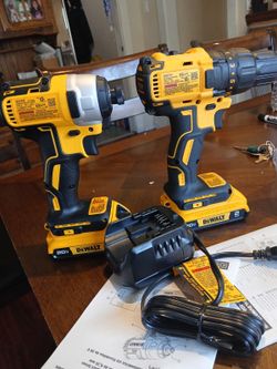 20 v Dewalt combo kit drill driver/Impact driver And battery And charger