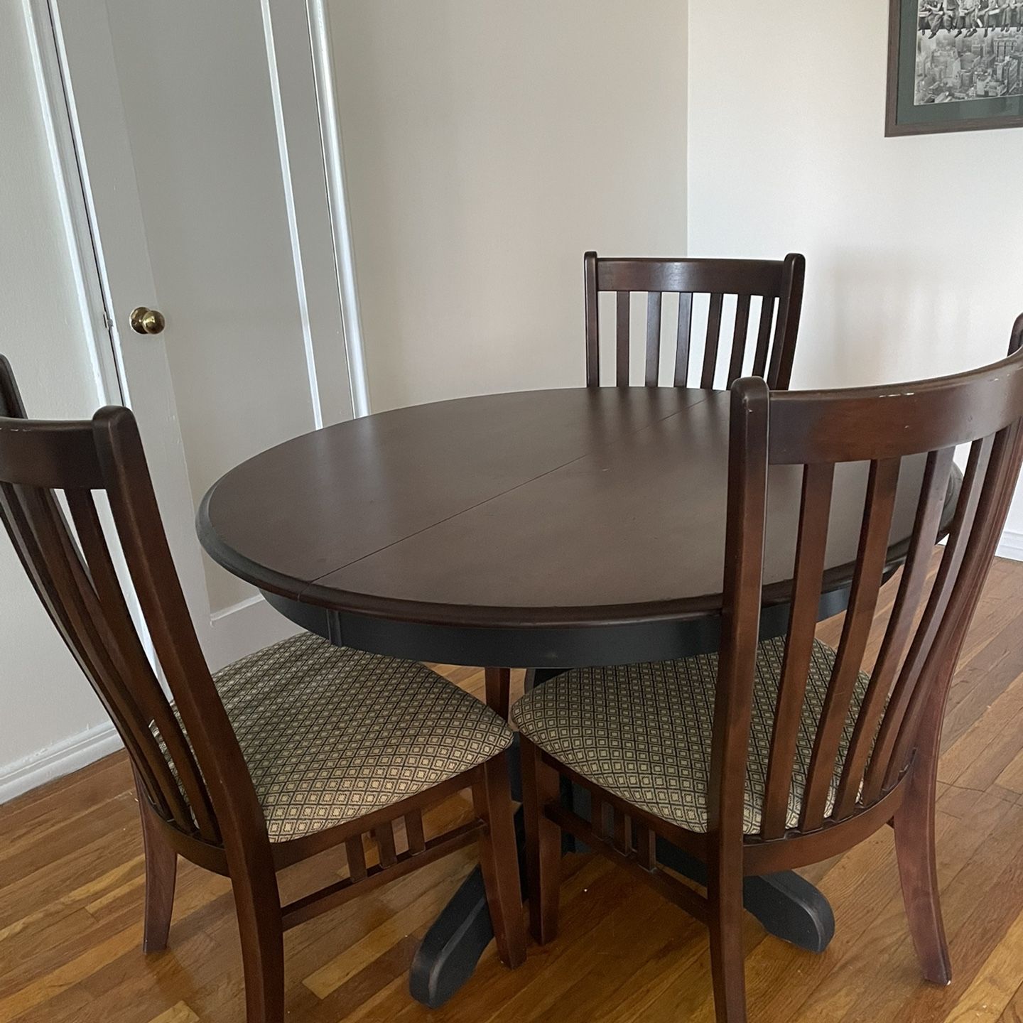 Raymour Flanigan Dining Table And Chairs for Sale in Bronxville