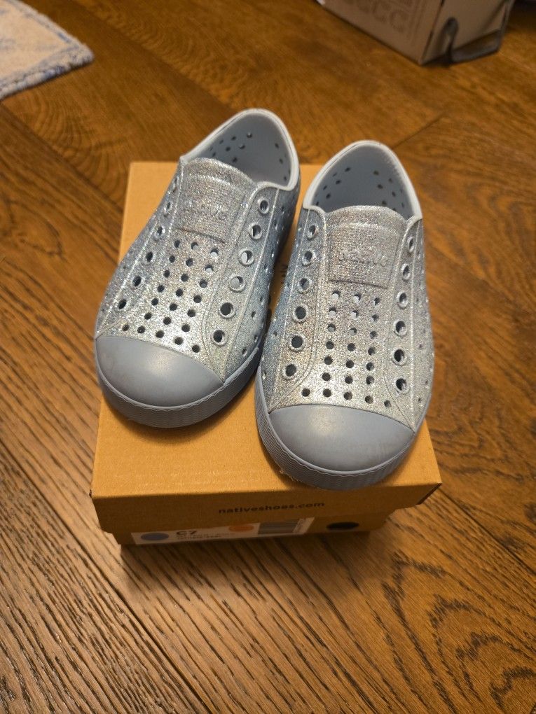 Girls glitter Native shoes Size 7 10$