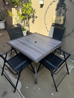Patio table and 4 chairs in good condition