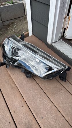 OEM Toyota 4Runner Passenger Headlight 2014 - 2020 (Like New)