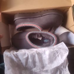 BRAND NEW UGG SLIPPERS NEVER WORN SIZE 6