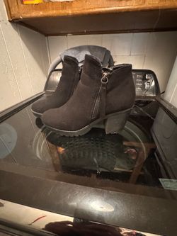Botas 👢 negras $5 talla 7