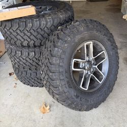 4 New Jeep 33” Wild Peak Max Terrain Tires And Wheels