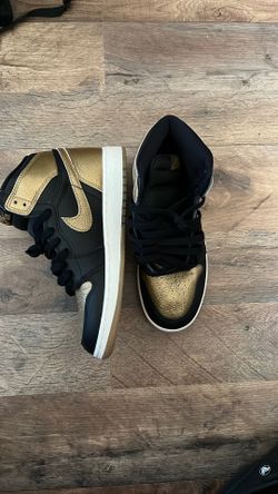 black and gold jordan 1s size 5.5