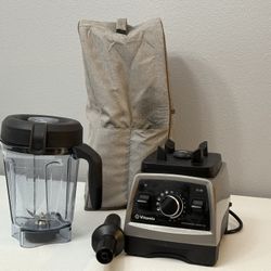 Vitamix Professional Series 750 Blender – Complete Set – Excellent Condition!