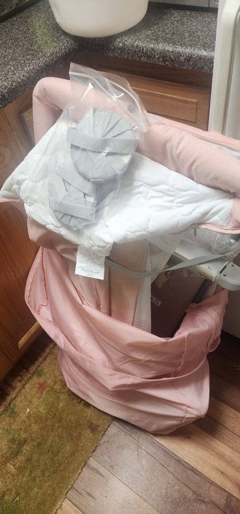 BABY JOY Baby Bedside Crib, Portable Travel Sleeper Bed Side Bassinet w/Carrying Bag, Newborn Bassinet to Infant, Kids Crib with Detachable Mattress,