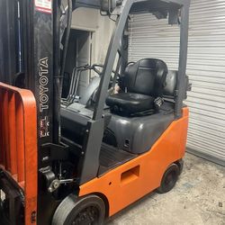 Forklift 