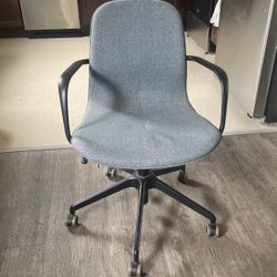 Swivel Chair with Arm Rest