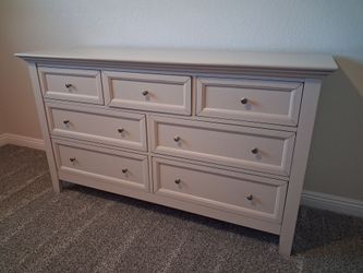 King bedframe and matching dresser