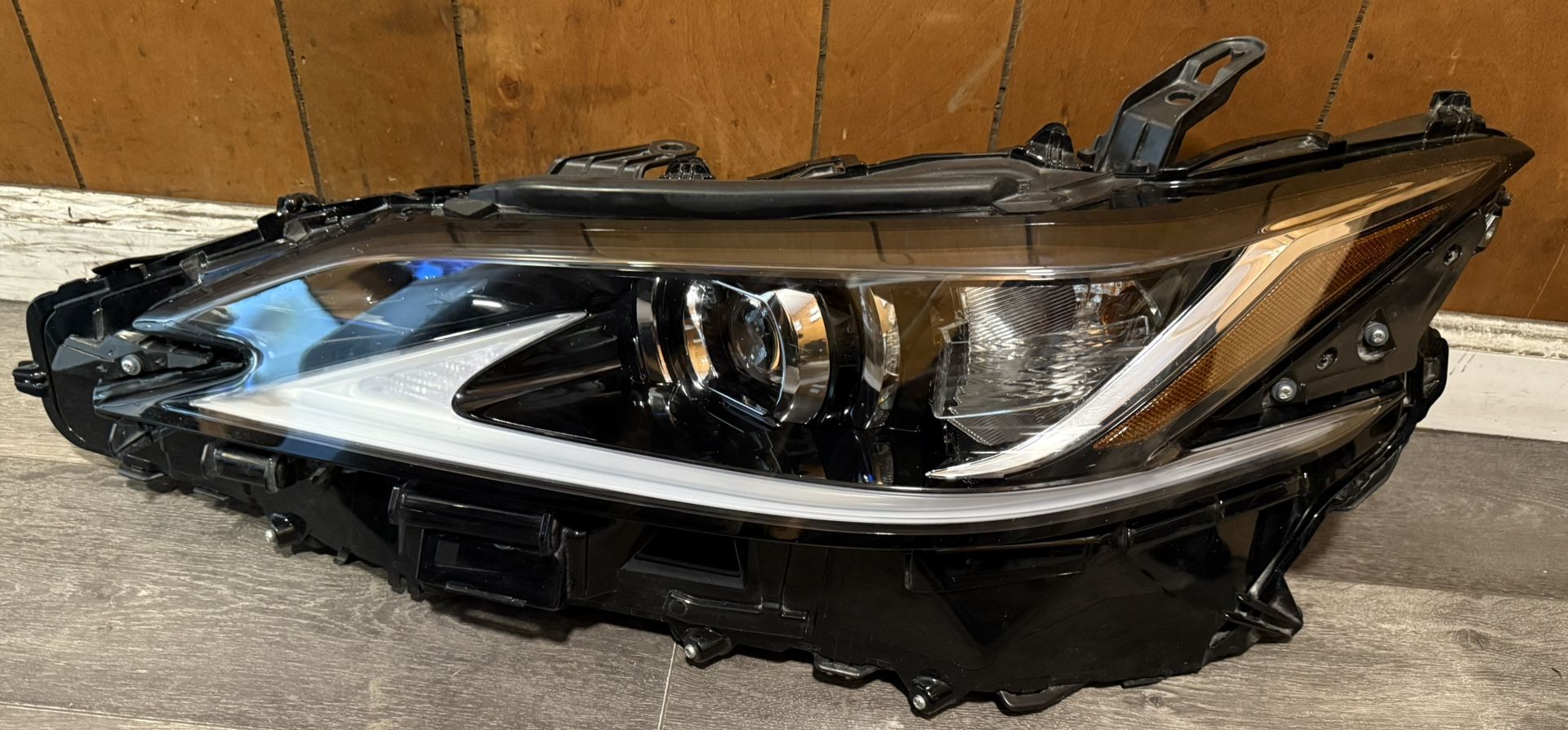 2023 Lexus ES350 Left headlight xenon