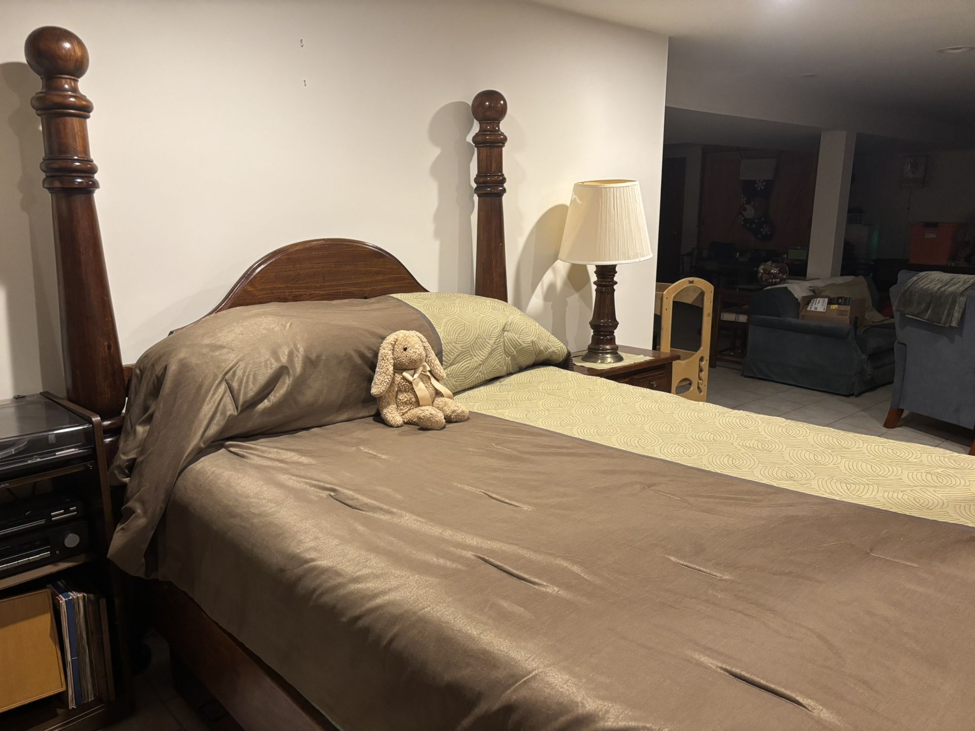 This BEAUTIFUL 5-pc QUEEN SIZE BEDROOM SUITE looks Amazing In Any Room.