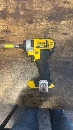 DRILL DEWALT NEW $90  20 V  COME SEE AND TRY ONLY SERIOUS BUYERS. SOLO PERSONAS INTERESADAS