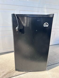 Igloo 4.6 Cu Ft Mini Fridge Refrigerator Black w/ Freezer