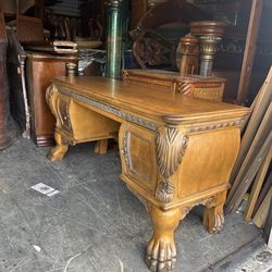 Beautiful Desk. ( deliver available )