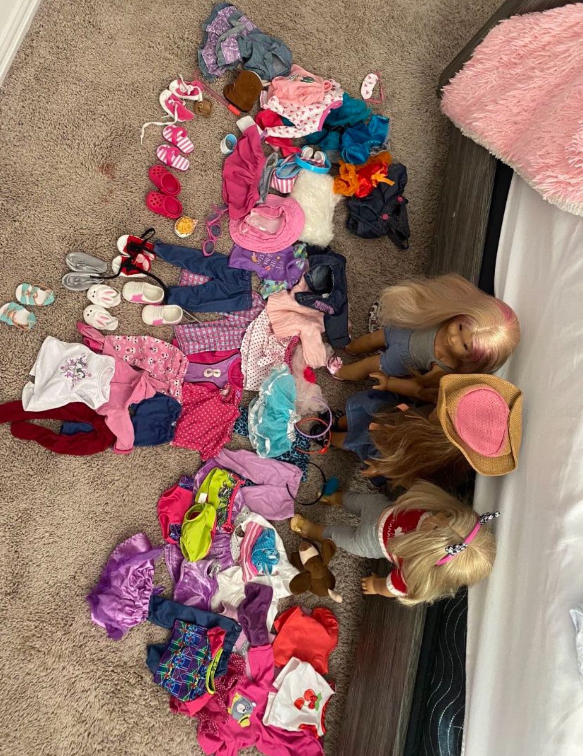 3 American Girl dolls + 30 piece of clothes and accessories