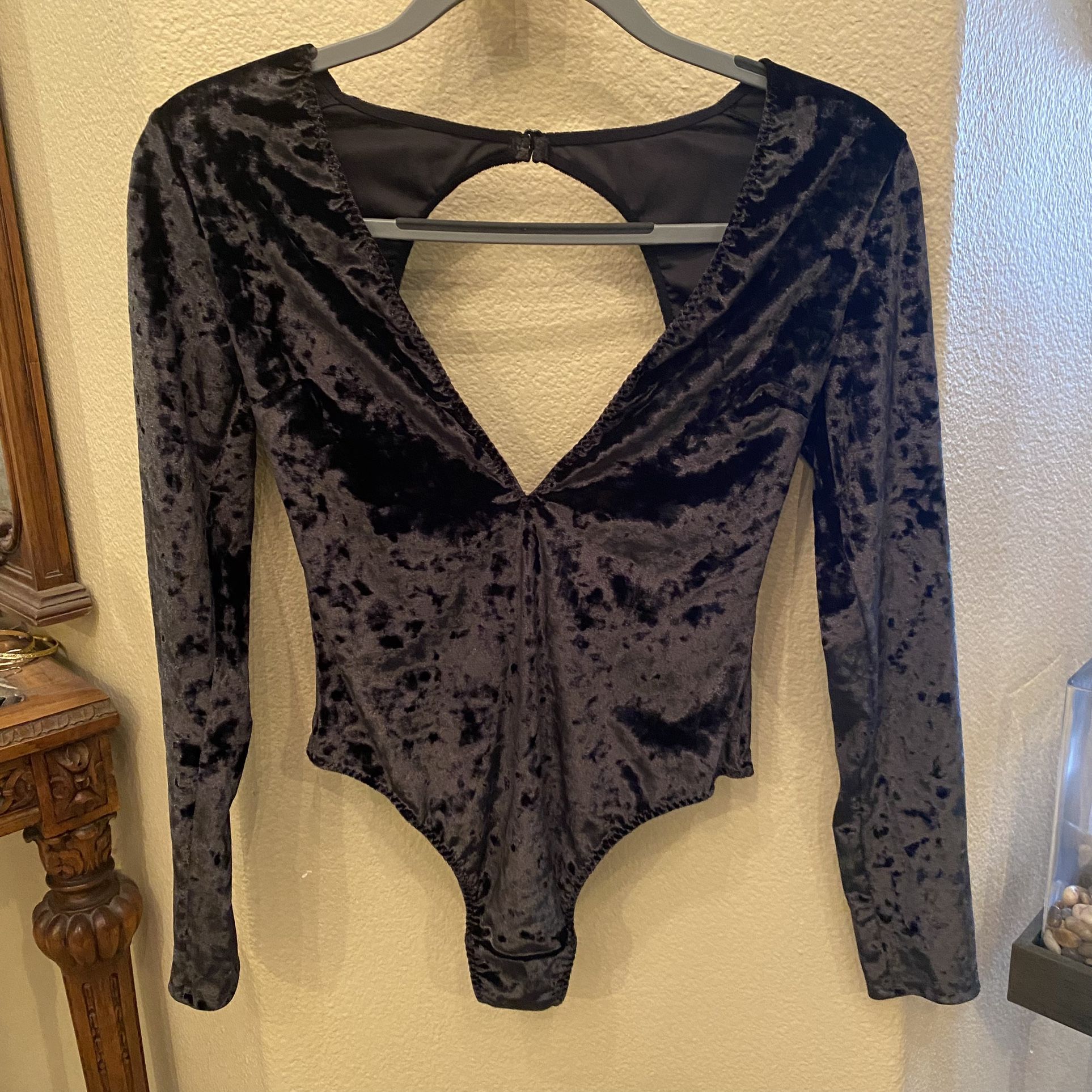 VICTORIA’S SECRET Women Dark Green Velvet Deep V-Neck Open Back Bodysuit-XS/S