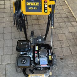  DEWALT 3600 PSI 2.5 GPM Gas Pressure Washer with Honda GX200 Engine, Heavy-Duty Commercial Cold Water Power Cleaner