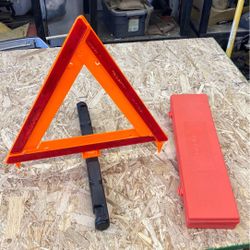 Safety triangle with case