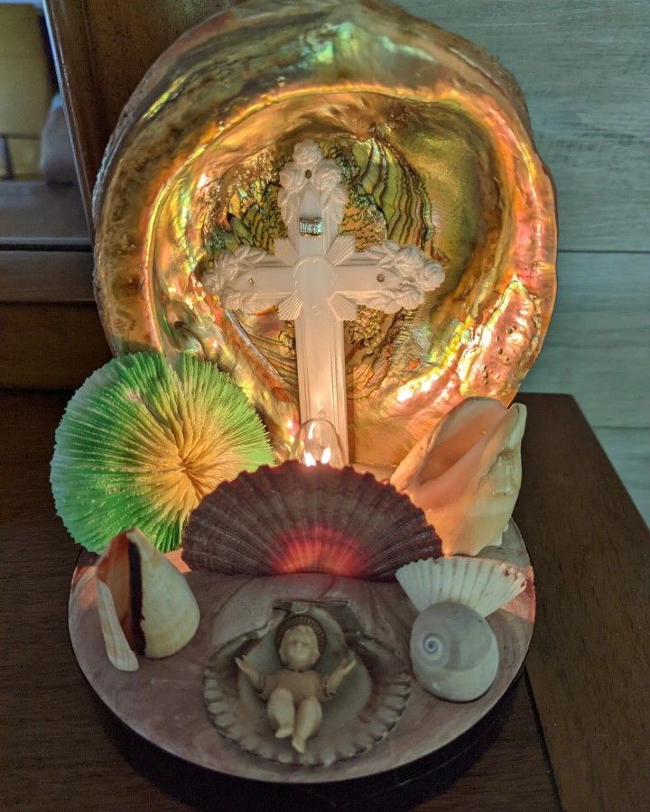 Vintage Baby Jesus Shell Lamp 