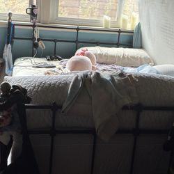 Full bed frame/boxspring, Free
