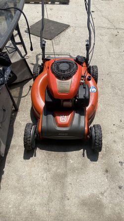 Husqvarna lawn Moore Cala motors 675 all-wheel-drive ready to go this is a newer one on one time starts right up