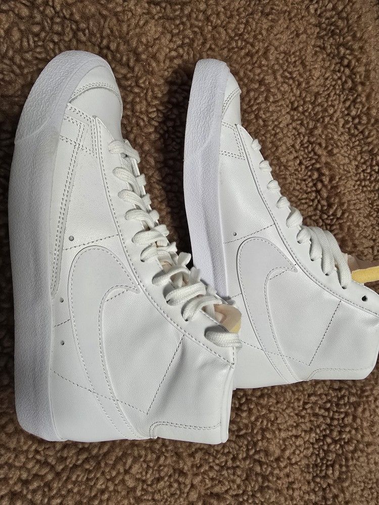 Women's Nike Size 9.5 New