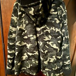 Camo CUDDL DUDS Camouflage With Black Sherpa Lining Button Up Hoodie Jacket - Size Large