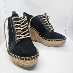 Andre Assous Black Ankle Leather Wedge Booties Lace Up Women's size US 9.5 EU 40

Black wedge espadrille booties shoes
Size 40, which is 9-9.5 in US
N