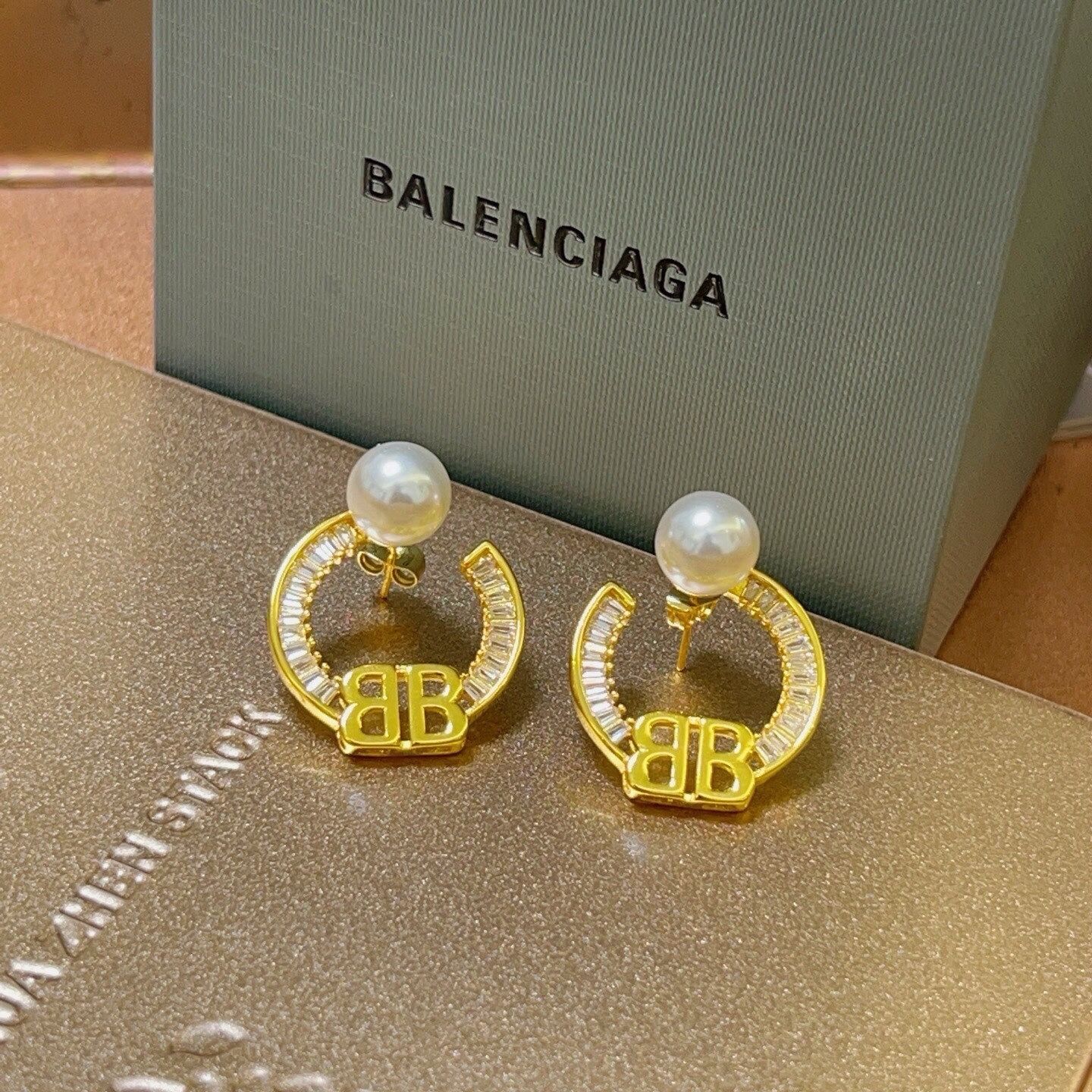 A fashionable and versatile women's earrings