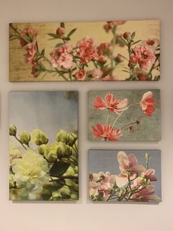 4 sets of wall art