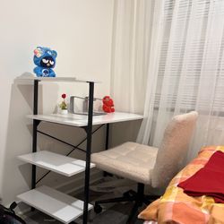Desk And Chair In University City!!
