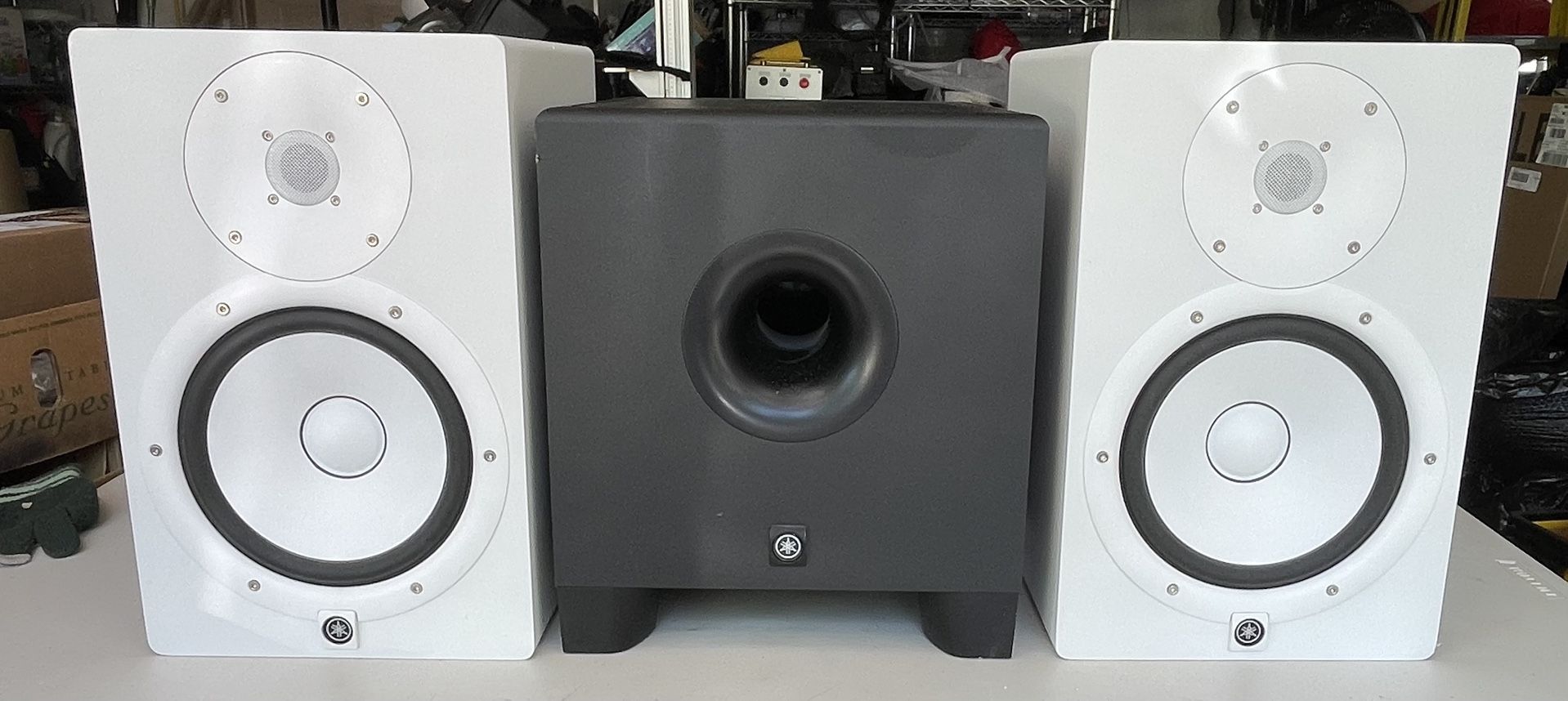 YAMAHA HS8 POWERED STUDIO MONITOR (WHITE) + SUB WOOFER + STANDS