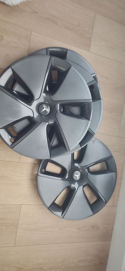 4 Tesla hubcaps