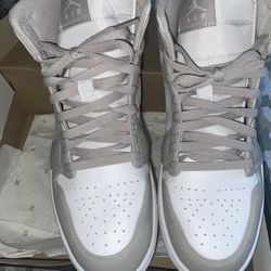 Air jordan 1 mid college grey