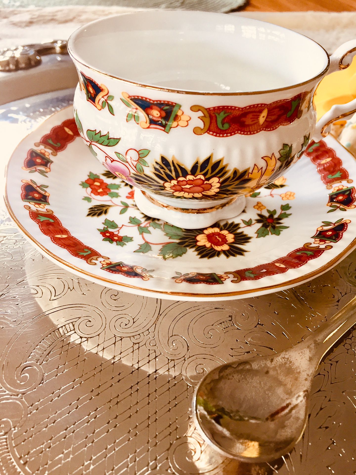 Tea cup and saucer oriental by Elizabethan