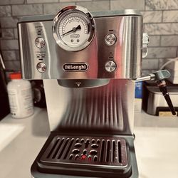 De’Longhi Classic Espresso Machine with Milk Frother – Like New
