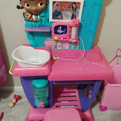 Walt Disney Little Girls Vanity With The Stool $10