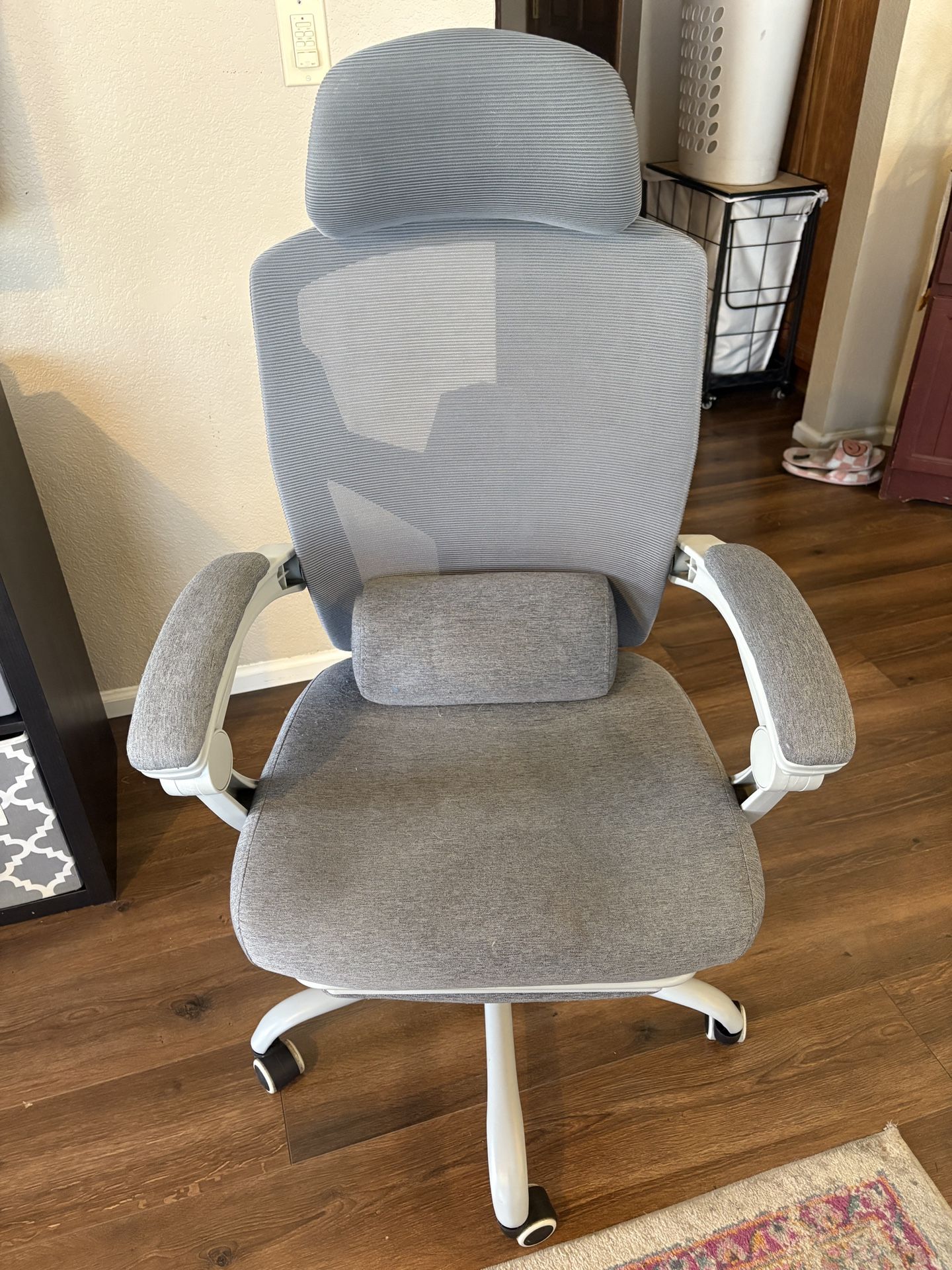 Gray Office Chair With Footrest And Lumbar Pillow