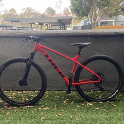 2022 Trek Marlin 8