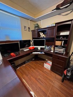 Executive style home office desk & bookshelf