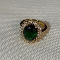 Beautiful Moissanite And Green Crystal Ring