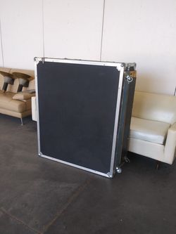 Utility/rig box missing wheel