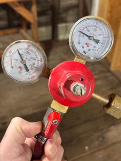 Keg cleaner, valve and co2 tank