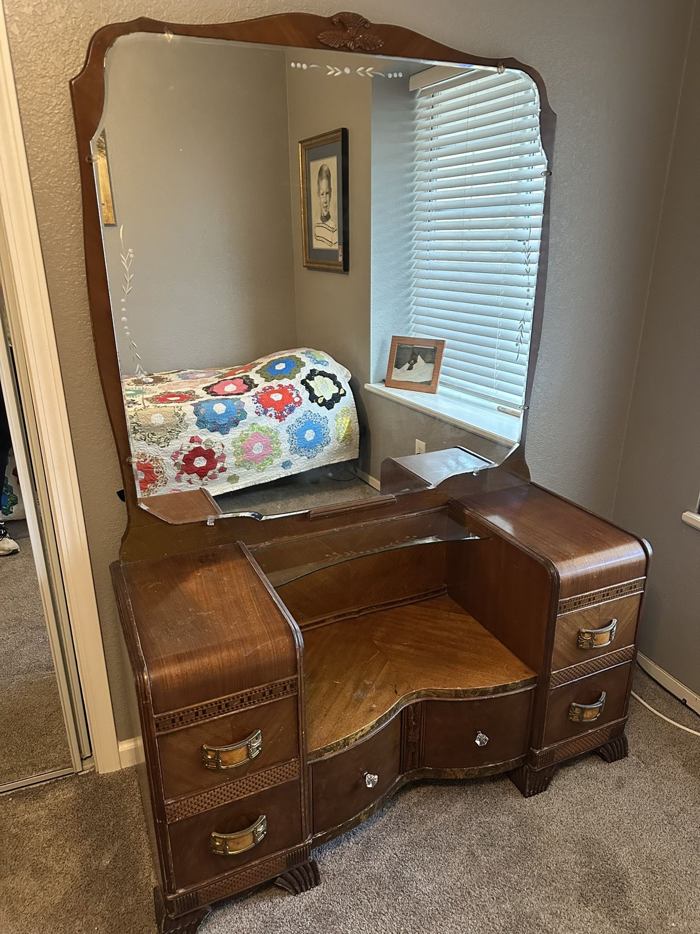 Vintage Vanity With Mirror 