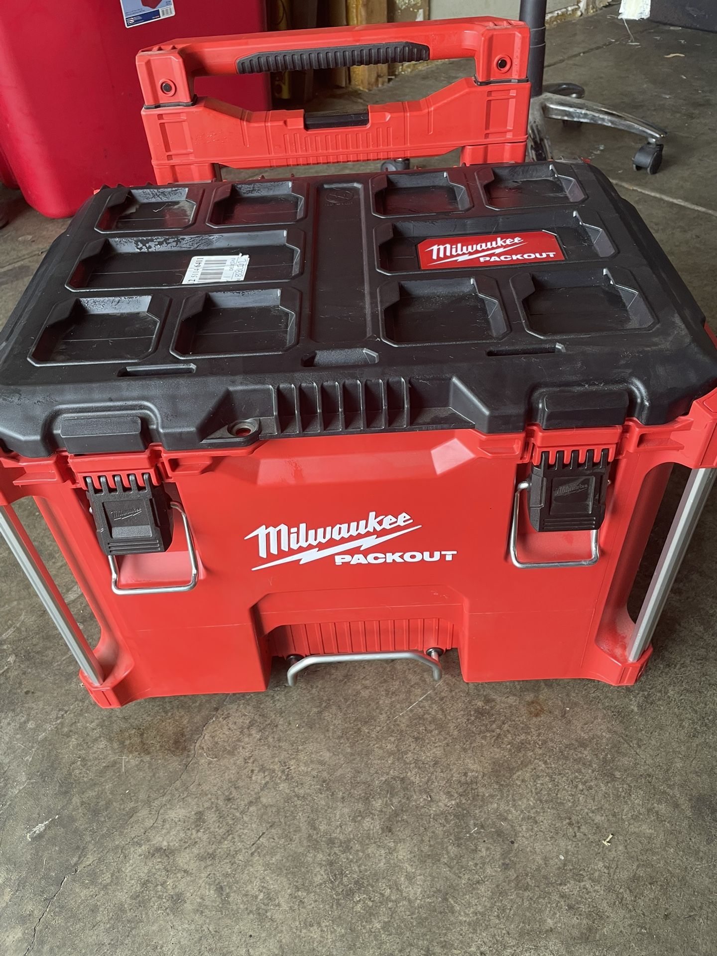 (BRAND NEW) Milwaukee PackOut Rollout tool Box 