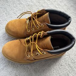 Timberland Women's Nellie Mid Waterproof Chukka Boot. US size 6.5.